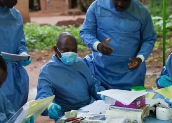 ¿Qué está haciendo imposible frenar el ébola en África? La OMS lanza alerta