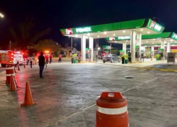 ¡Infierno en gasolinera! Explosión deja a trabajador al borde de la muerte