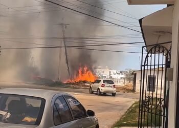 ¡Infierno en Planchac! Vecinos combaten incendio a cubetazos… ¿y los bomberos?