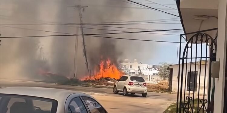 ¡Infierno en Planchac! Vecinos combaten incendio a cubetazos… ¿y los bomberos?