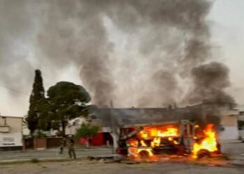 Mujer enfrenta sola el fuego. “¡Nadie llegaba!”: incendio desata furia ciudadana