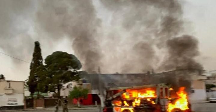 Mujer enfrenta sola el fuego. “¡Nadie llegaba!”: incendio desata furia ciudadana