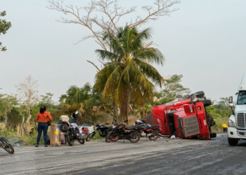 Ni la maleza los detuvo: rapiñan aires acondicionado tras volcar trailer en Atasta
