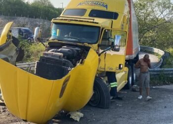 ¡Fuera de control! Tráiler destroza barrera en segundos. Así sucedió