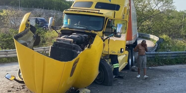 ¡Fuera de control! Tráiler destroza barrera en segundos. Así sucedió