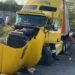 ¡Fuera de control! Tráiler destroza barrera en segundos. Así sucedió
