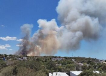 Infierno urbano: voraz incendio moviliza a bomberos y provoca cierre carretero