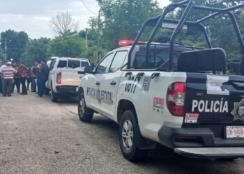 Cae presunta red de narcomenudeo; cateos dejan decomiso de armas y presunta droga