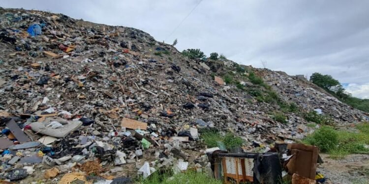 ¿Remedio o maquillaje ambiental? Lluvias evidencian basura en el Río Santa Catarina