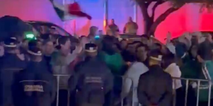 Niño ecuatoriano exige a la FIFA castigar la serenata mexicana; la FEF presenta queja