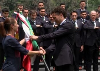 Bandera en mano y millones de aficionados detrás: así fue el abanderamiento del Tri