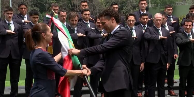 Bandera en mano y millones de aficionados detrás: así fue el abanderamiento del Tri