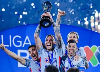 ¡Noooo! Diputada deja caer el trofeo de Cruz Azul y el video explota en redes