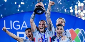 ¡Noooo! Diputada deja caer el trofeo de Cruz Azul y el video explota en redes