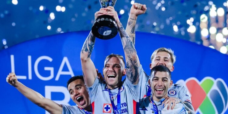 ¡Noooo! Diputada deja caer el trofeo de Cruz Azul y el video explota en redes