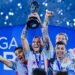 ¡Noooo! Diputada deja caer el trofeo de Cruz Azul y el video explota en redes