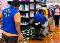 Mujer pierde el control de carrito eléctrico y causa destrozos en supermercado de Chetumal