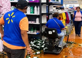 Mujer pierde el control de carrito eléctrico y causa destrozos en supermercado de Chetumal