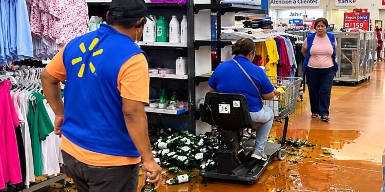 Mujer pierde el control de carrito eléctrico y causa destrozos en supermercado de Chetumal