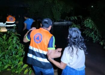 Calles desaparecen bajo el agua; familias son evacuadas en Bonfil y Pich