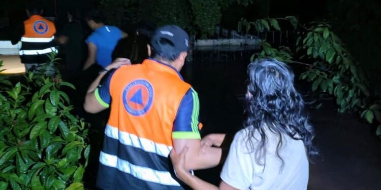 Calles desaparecen bajo el agua; familias son evacuadas en Bonfil y Pich