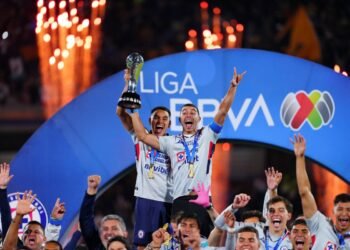 ¿Mala suerte o accidente? Trofeo de Cruz Azul termina en el suelo durante acto oficial