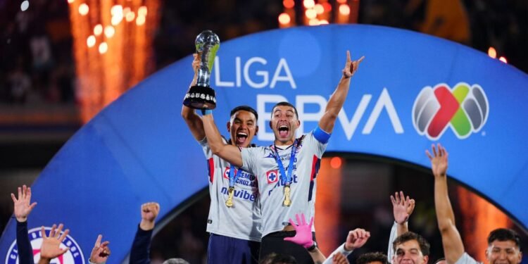 ¿Mala suerte o accidente? Trofeo de Cruz Azul termina en el suelo durante acto oficial