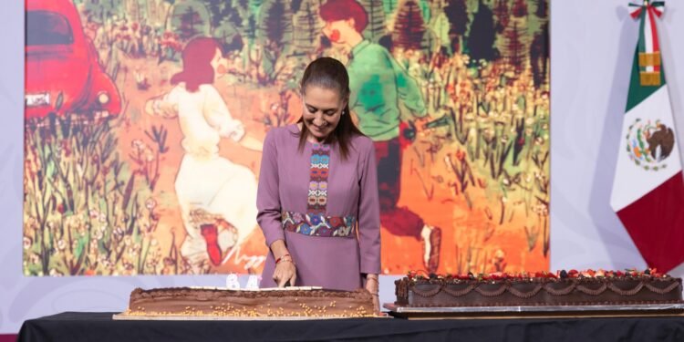 “Las Mañanitas” llegan a Palacio Nacional: Sheinbaum celebra 64 años