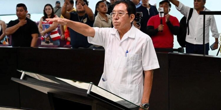 Del archivo histórico al Congreso: Eudaldo Chávez asume curul en la LXV Legislatura