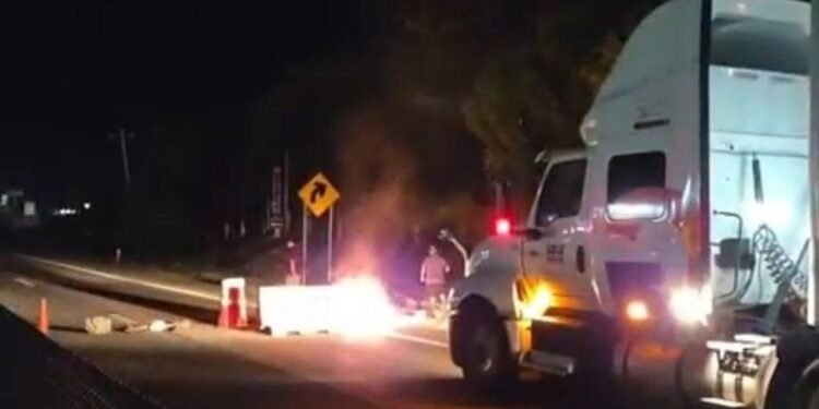 ¿Sin agua y sin respuestas? Estalla protesta y bloquean la carretera en Hecelchakán