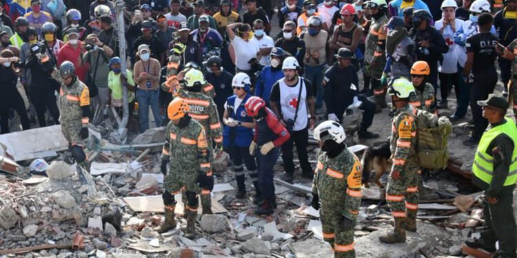 Sobrevivió bajo los escombros; así fue el rescate de un niño en Venezuela