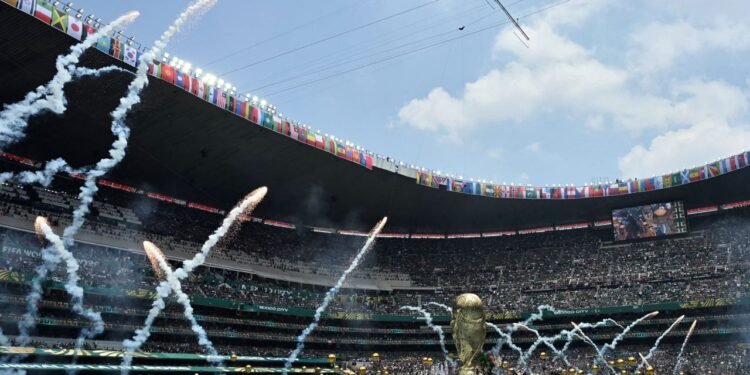 Tragedia antes del silbatazo inicial: muere aficionado alemán rumbo a la inauguración