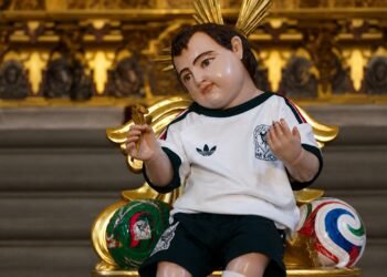 La fe también juega el Mundial; el Niño Dios futbolero llegó a la Catedral Metropolitana