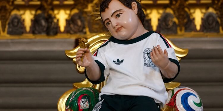 La fe también juega el Mundial; el Niño Dios futbolero llegó a la Catedral Metropolitana