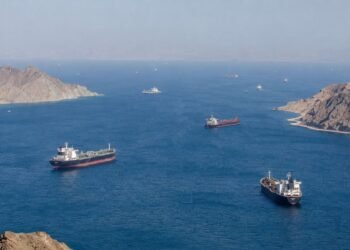 Evacuación histórica en Ormuz: alistan salida de más de 11 mil marinos varados