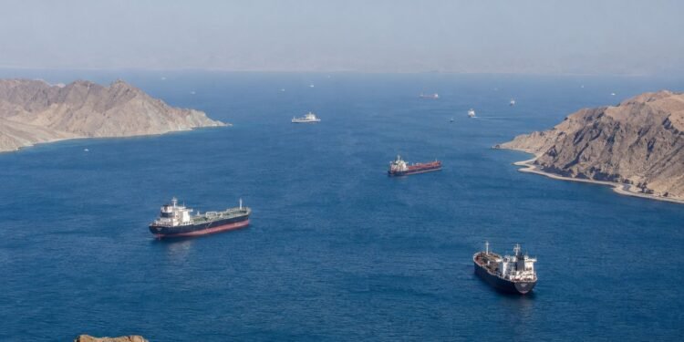 Evacuación histórica en Ormuz: alistan salida de más de 11 mil marinos varados