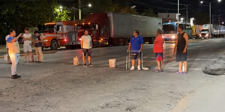 Sin luz, sin respuesta y con pérdidas; vecinos de Carmen toman las calles otra vez