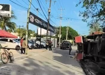 ¿Se tragó la carretera a un tráiler? Colapsa tramo de la López Portillo y para el tránsito