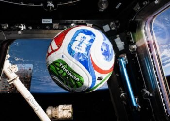 El Mundial llega al espacio; astronautas juegan con el balón oficial en gravedad cero