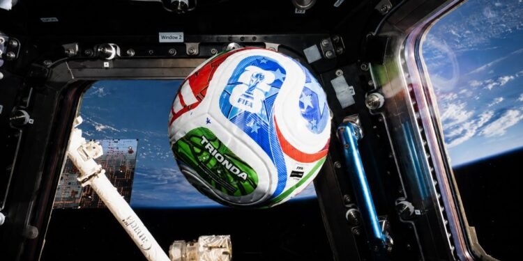 El Mundial llega al espacio; astronautas juegan con el balón oficial en gravedad cero