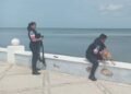 A segundos de una tragedia; rescatan a perrito al borde de la muerte en el malecón de Campeche