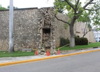 Lluvias golpean murallas históricas; deslave alerta en el Baluarte de Santiago