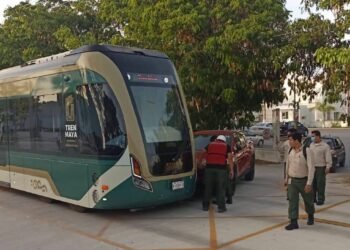 ¿No lo vio venir? Imprudencia al volante termina en choque contra el Tren Ligero