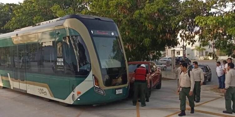 ¿No lo vio venir? Imprudencia al volante termina en choque contra el Tren Ligero