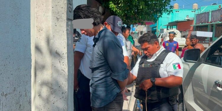 ¿Acosador? Vecinos capturan a un joven tras irrumpir una vivienda en Ciudad del Carmen