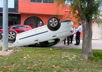 ¿Viste el auto volcado en la Miguel Alemán? Así ocurrió el accidente