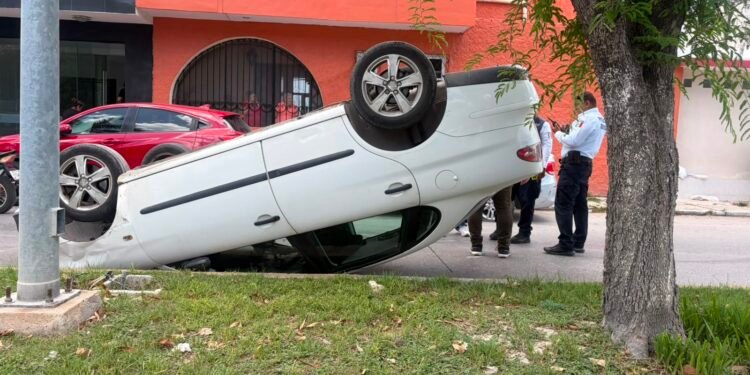 ¿Viste el auto volcado en la Miguel Alemán? Así ocurrió el accidente