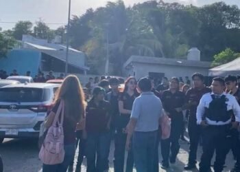 La tensión llega a las puertas del CECyTEC: estudiantes desafían a las autoridades