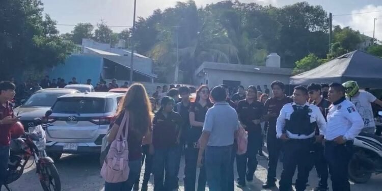 La tensión llega a las puertas del CECyTEC: estudiantes desafían a las autoridades