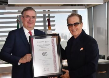 Del escenario a la barrica: Emmanuel brinda por Rey Azul